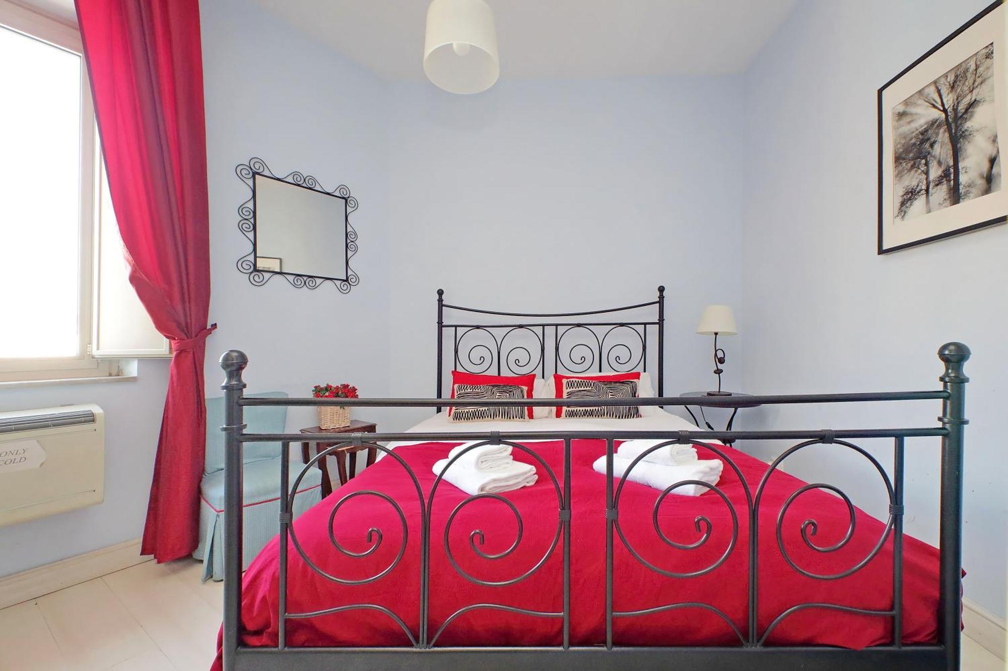 6 People At Vatican Apartment Rom